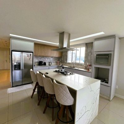 Cobertura com 367m², 3 quartos, 3 suítes, 4 garagens, no bairro Estreito em Florianópolis