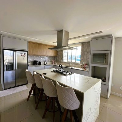 Cobertura com 367m², 3 quartos, 3 suítes, 4 garagens, no bairro Estreito em Florianópolis