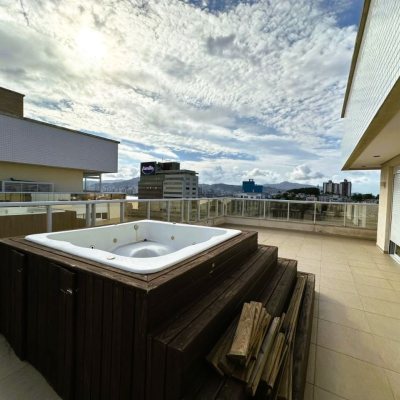 Cobertura com 367m², 3 quartos, 3 suítes, 4 garagens, no bairro Estreito em Florianópolis