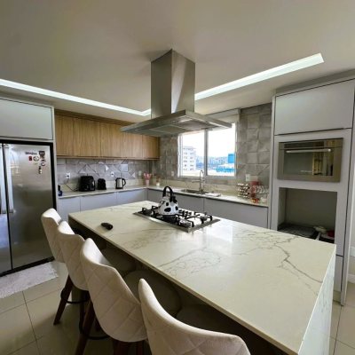 Cobertura com 367m², 3 quartos, 3 suítes, 4 garagens, no bairro Estreito em Florianópolis