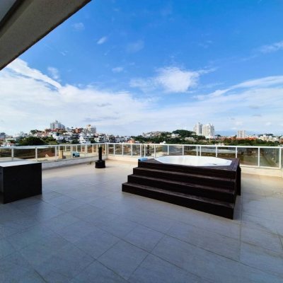 Cobertura com 367m², 3 quartos, 3 suítes, 4 garagens, no bairro Estreito em Florianópolis