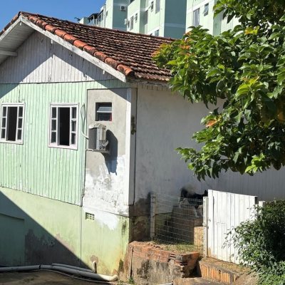 Terreno Comercial/Residencial com 593m², no bairro Capoeiras em Florianópolis