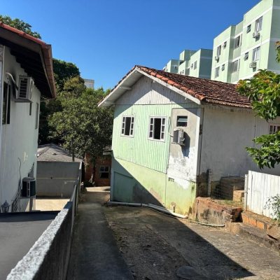 Terreno Comercial/Residencial com 593m², no bairro Capoeiras em Florianópolis