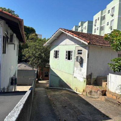 Terreno Comercial/Residencial com 593m², no bairro Capoeiras em Florianópolis