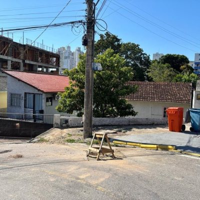 Terreno Comercial/Residencial com 593m², no bairro Capoeiras em Florianópolis