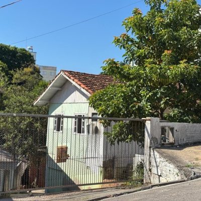 Terreno Comercial/Residencial com 593m², no bairro Capoeiras em Florianópolis