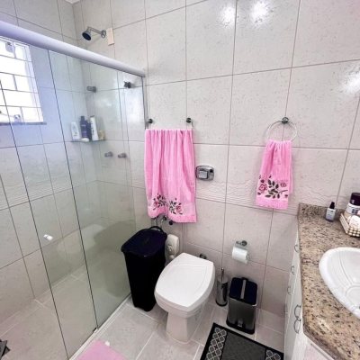 Casa Residencial com 223m², 3 quartos, 3 suítes, 2 garagens, no bairro Ponta de Baixo em São José