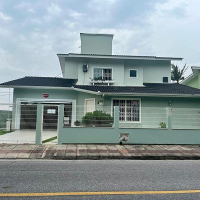 Casa Residencial com 223m², 3 quartos, 3 suítes, 2 garagens, no bairro Ponta de Baixo em São José