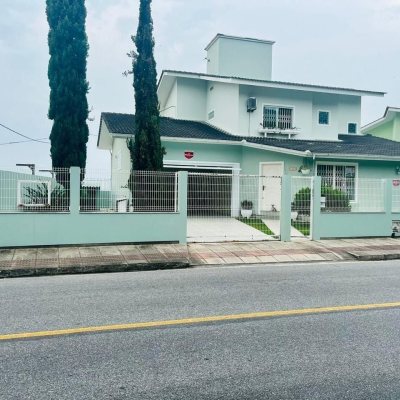 Casa Residencial com 223m², 3 quartos, 3 suítes, 2 garagens, no bairro Ponta de Baixo em São José