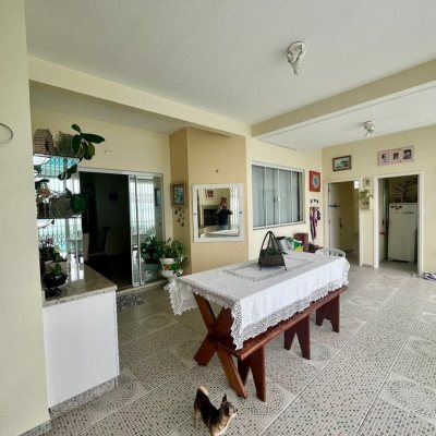 Casa Residencial com 223m², 3 quartos, 3 suítes, 2 garagens, no bairro Ponta de Baixo em São José