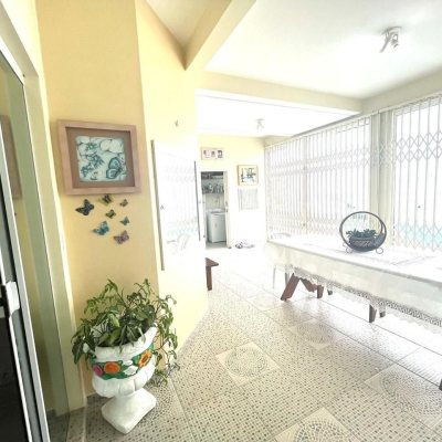 Casa Residencial com 223m², 3 quartos, 3 suítes, 2 garagens, no bairro Ponta de Baixo em São José