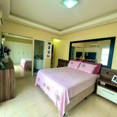 Casa Residencial com 223m², 3 quartos, 3 suítes, 2 garagens, no bairro Ponta de Baixo em São José