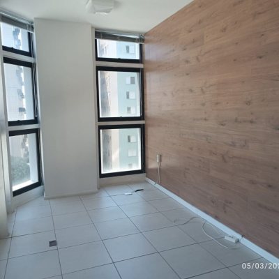 Sala com 32m², no bairro Centro em Florianópolis