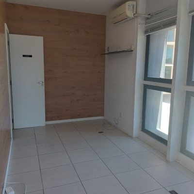 Sala com 32m², no bairro Centro em Florianópolis