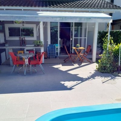 Casa Residencial com 173m², 4 quartos, 3 suítes, 2 garagens, no bairro Cachoeira Do Bom Jesus em Florianópolis