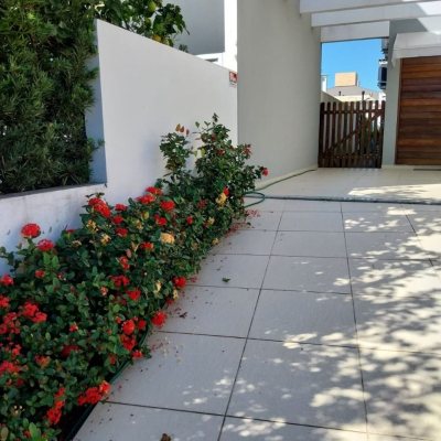 Casa Residencial com 173m², 4 quartos, 3 suítes, 2 garagens, no bairro Cachoeira Do Bom Jesus em Florianópolis