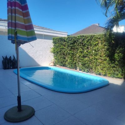 Casa Residencial com 173m², 4 quartos, 3 suítes, 2 garagens, no bairro Cachoeira Do Bom Jesus em Florianópolis