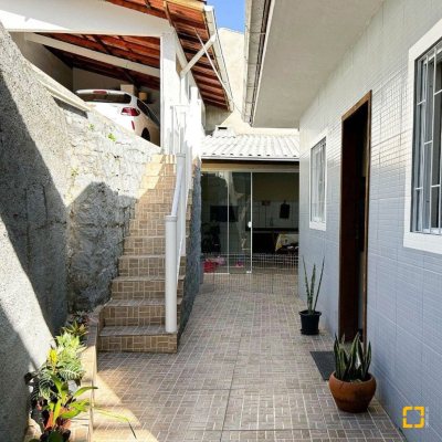 Casa Residencial com 110m², 3 quartos, 1 suíte, 2 garagens, no bairro Costeira do Pirajubaé em Florianópolis