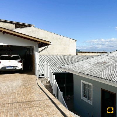 Casa Residencial com 110m², 3 quartos, 1 suíte, 2 garagens, no bairro Costeira do Pirajubaé em Florianópolis