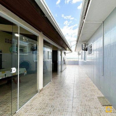 Casa Residencial com 110m², 3 quartos, 1 suíte, 2 garagens, no bairro Costeira do Pirajubaé em Florianópolis