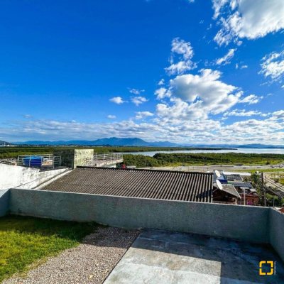 Casa Residencial com 110m², 3 quartos, 1 suíte, 2 garagens, no bairro Costeira do Pirajubaé em Florianópolis