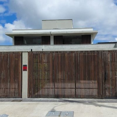 Casa Residencial com 236m², 4 quartos, 3 suítes, 4 garagens, no bairro Córrego Grande em Florianópolis