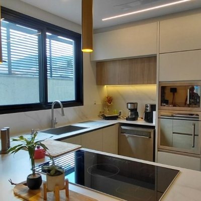 Casa Residencial com 236m², 4 quartos, 3 suítes, 4 garagens, no bairro Córrego Grande em Florianópolis