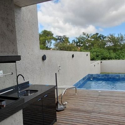 Casa Residencial com 236m², 4 quartos, 3 suítes, 4 garagens, no bairro Córrego Grande em Florianópolis