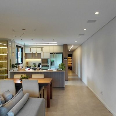 Casa Residencial com 236m², 4 quartos, 3 suítes, 4 garagens, no bairro Córrego Grande em Florianópolis