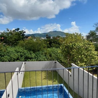 Casa Residencial com 236m², 4 quartos, 3 suítes, 4 garagens, no bairro Córrego Grande em Florianópolis