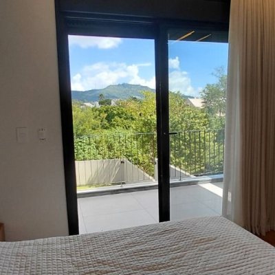 Casa Residencial com 236m², 4 quartos, 3 suítes, 4 garagens, no bairro Córrego Grande em Florianópolis