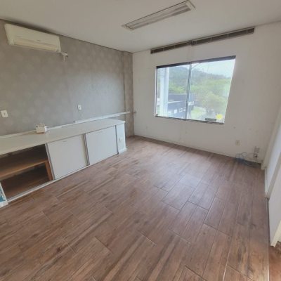 Predio com 941m², 12 garagens, no bairro Santo Antônio De Lisboa em Floranópolis