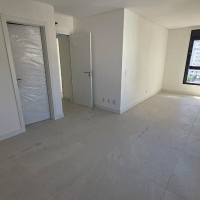 Apartamentos com 152m², 3 quartos, 3 suítes, 3 garagens, no bairro Centro em Florianópolis