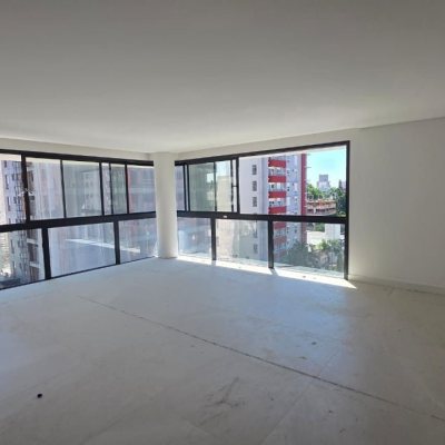 Apartamentos com 152m², 3 quartos, 3 suítes, 3 garagens, no bairro Centro em Florianópolis