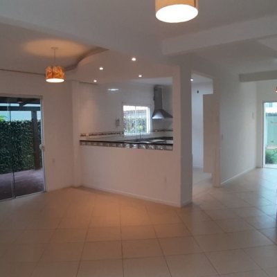 Casa Residencial com 119m², 3 quartos, 1 suíte, 2 garagens, no bairro Campeche em Florianópolis