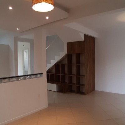 Casa Residencial com 119m², 3 quartos, 1 suíte, 2 garagens, no bairro Campeche em Florianópolis