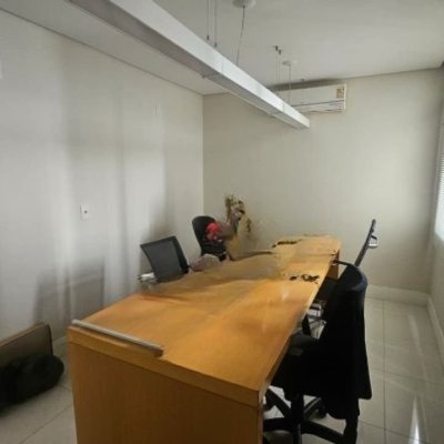 Sala com 58m², no bairro Centro em Florianópolis