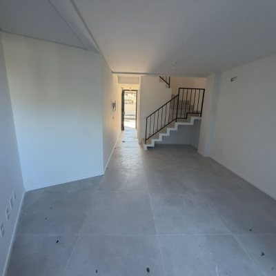 Casa em Condomínio com 85m², 2 quartos (sendo 1 suíte), 1 garagem, no bairro Cachoeira Do Bom Jesus em Florianópolis