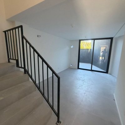 Casa em Condomínio com 86m², 2 quartos (sendo 1 suíte), 1 garagem, no bairro Cachoeira Do Bom Jesus em Florianópolis