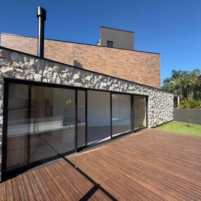 Casa em Condomínio com 85m², 2 quartos (sendo 1 suíte), 1 garagem, no bairro Cachoeira Do Bom Jesus em Florianópolis