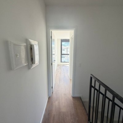 Casa em Condomínio com 85m², 2 quartos (sendo 1 suíte), 1 garagem, no bairro Cachoeira Do Bom Jesus em Florianópolis