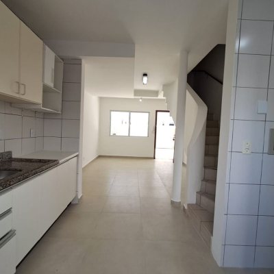 Sobrado Residencial com 60m², 2 quartos, 1 garagem, no bairro Ingleses em Florianópolis