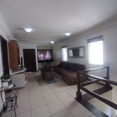 Casa Residencial com 270m², 4 quartos, 4 suítes, 2 garagens, no bairro Coqueiros em Florianópolis