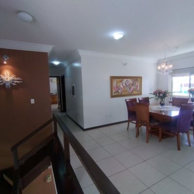 Casa Residencial com 270m², 4 quartos, 4 suítes, 2 garagens, no bairro Coqueiros em Florianópolis