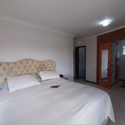 Casa Residencial com 270m², 4 quartos, 4 suítes, 2 garagens, no bairro Coqueiros em Florianópolis