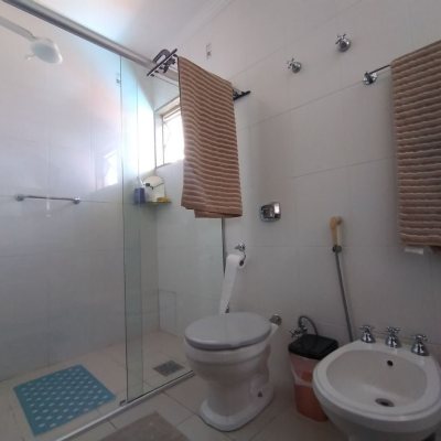 Casa Residencial com 270m², 4 quartos, 4 suítes, 2 garagens, no bairro Coqueiros em Florianópolis