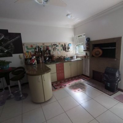 Casa Residencial com 270m², 4 quartos, 4 suítes, 2 garagens, no bairro Coqueiros em Florianópolis