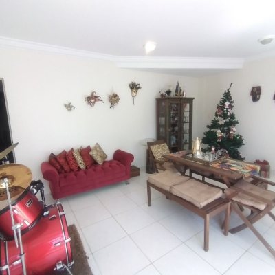 Casa Residencial com 270m², 4 quartos, 4 suítes, 2 garagens, no bairro Coqueiros em Florianópolis