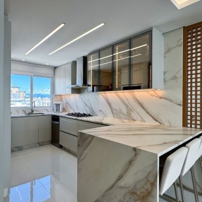 Cobertura com 244m², 4 quartos, 3 suítes, 3 garagens, no bairro Agronômica em Floranópolis