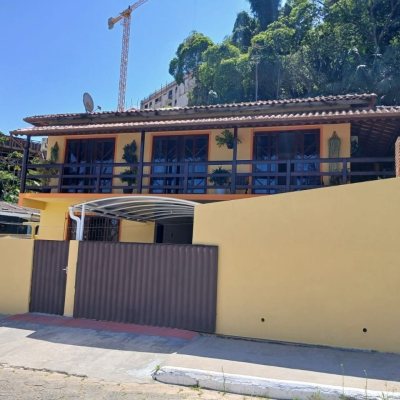 Casa Residencial com 192m², 3 quartos, 1 suíte, 2 garagens, no bairro Forquilhinha em São José
